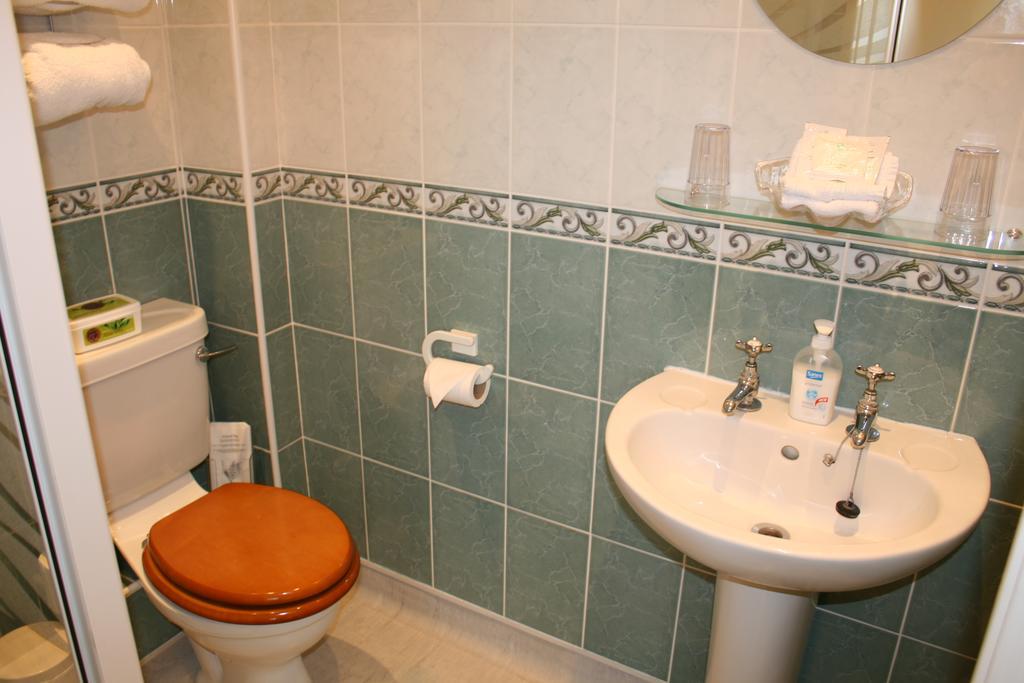 Bridge House B&B Челтнем Екстер'єр фото